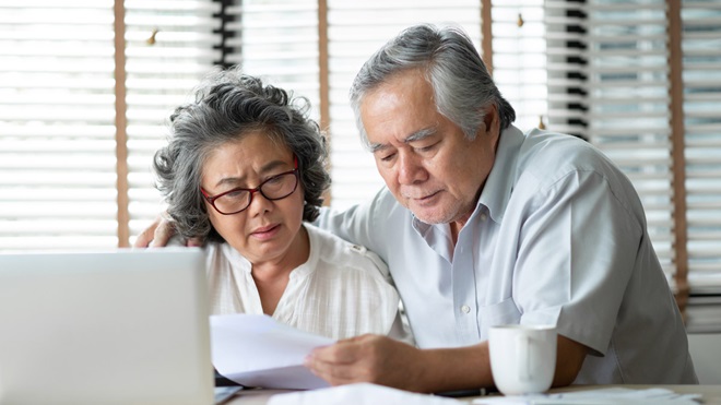 elderly_couple_looking_at_superannuation_statements (1)